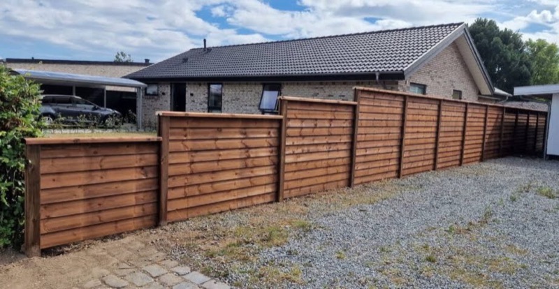 Klinkehegn – monteret i have