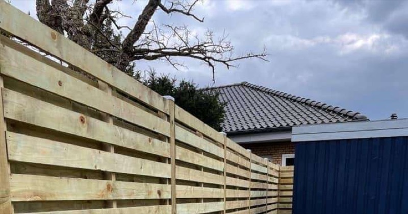 Plankeværk – monteret i have